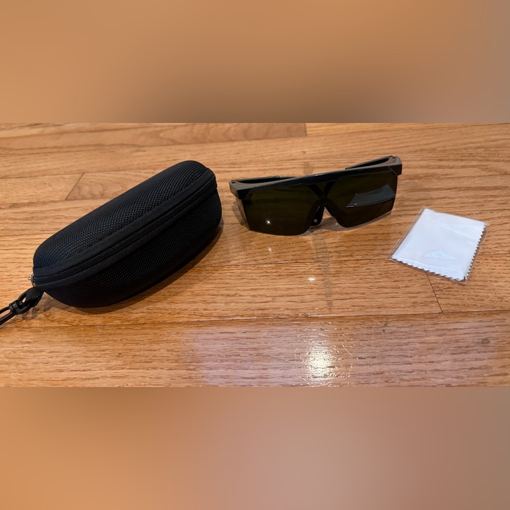 Black eye protection Sunglasses with Case and cleaning cloth
